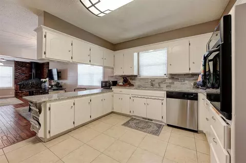 Kitchen - 236 E 30th St, Edmond, OK 73013 photo 3 of 7