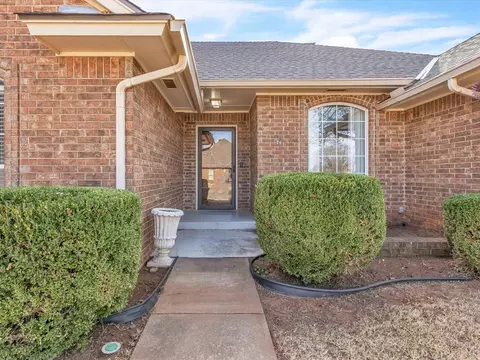 Exterior - 2616 Ricks Ct, Edmond, OK 73012 photo 2 of 4
