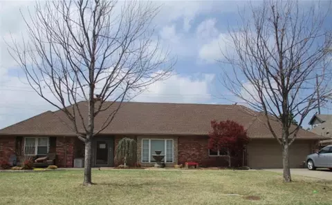 8717 Lakehurst Dr, Oklahoma City, OK 73120