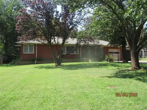 825 East Dr, Edmond, OK 73034
