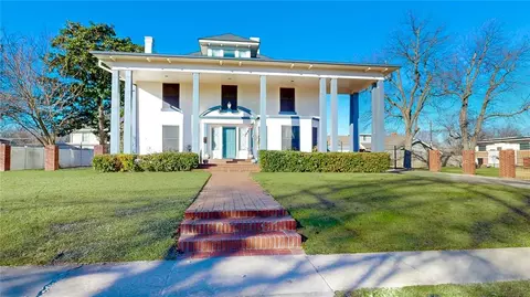 211 SW F St, Ardmore, OK 73401