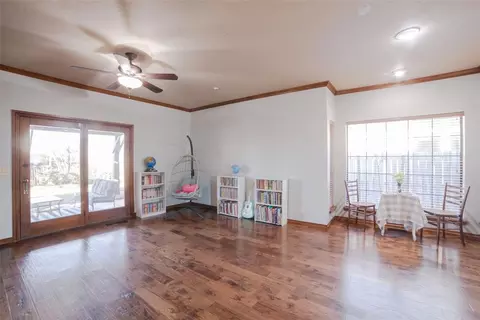 Living - 801 Ricks Trl, Edmond, OK 73012 photo 2 of 3