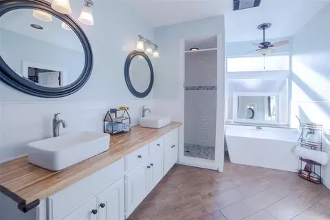 Bath - 801 Ricks Trl, Edmond, OK 73012 photo 3 of 3