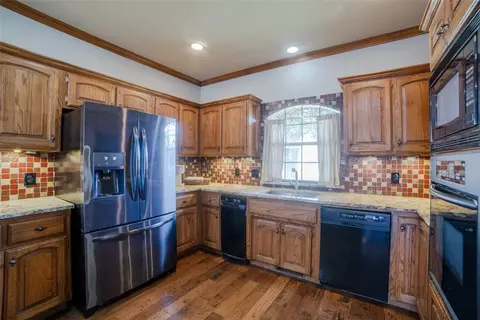 Kitchen - 801 Ricks Trl, Edmond, OK 73012 photo 4 of 4