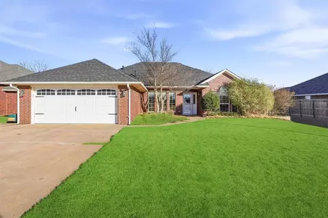 3208 Peacock Ln, Altus, OK 73521
