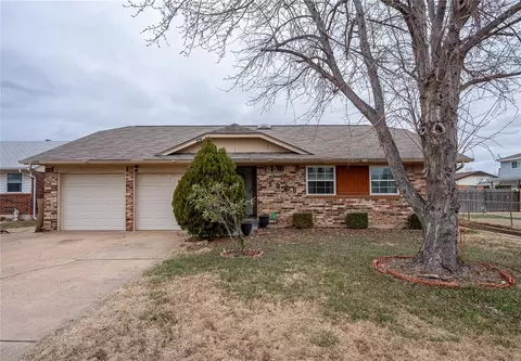 1029 NW 10th St, Moore, OK 73160