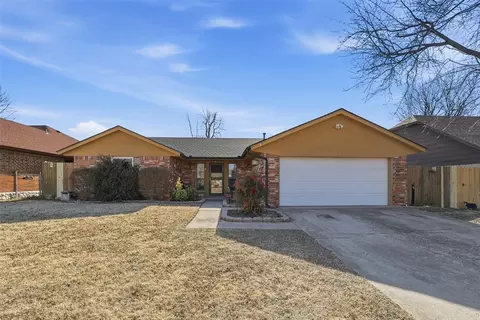 1008 Royal Ln, Yukon, OK 73099
