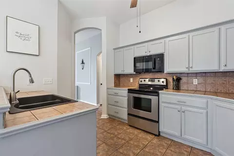 Kitchen - 1925 Olde School Rd, Edmond, OK 73012 photo 4 of 6