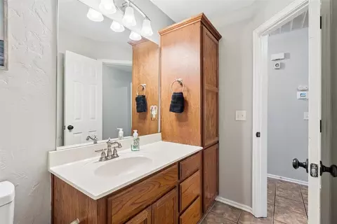 Bath - 1925 Olde School Rd, Edmond, OK 73012 photo 5 of 5