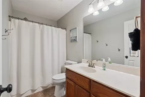Bath - 1925 Olde School Rd, Edmond, OK 73012 photo 3 of 5