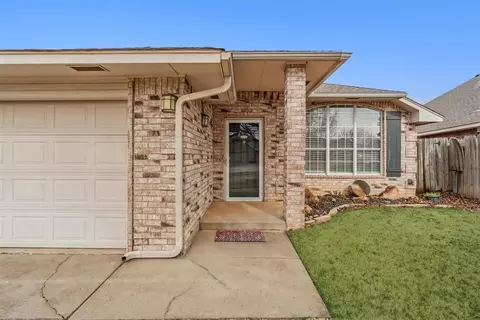 Exterior - 1925 Olde School Rd, Edmond, OK 73012 photo 2 of 3