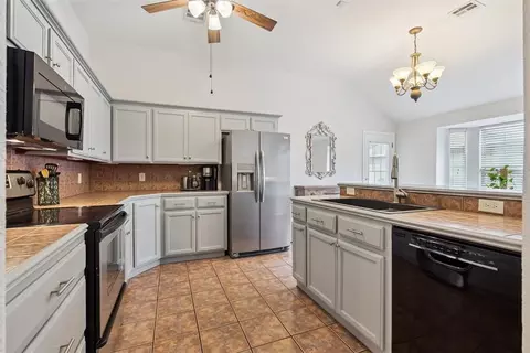 Kitchen - 1925 Olde School Rd, Edmond, OK 73012 photo 1 of 6