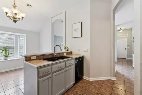 Kitchen - 1925 Olde School Rd, Edmond, OK 73012 photo 3 of 6