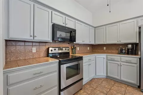 Kitchen - 1925 Olde School Rd, Edmond, OK 73012 photo 5 of 6