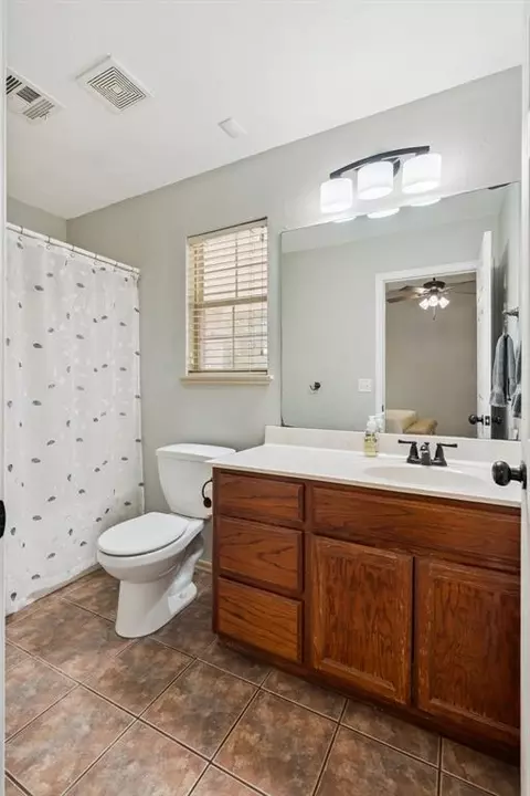 Bath - 1925 Olde School Rd, Edmond, OK 73012 photo 2 of 5