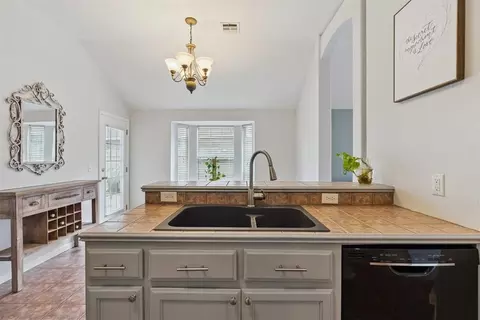 Kitchen - 1925 Olde School Rd, Edmond, OK 73012 photo 2 of 6