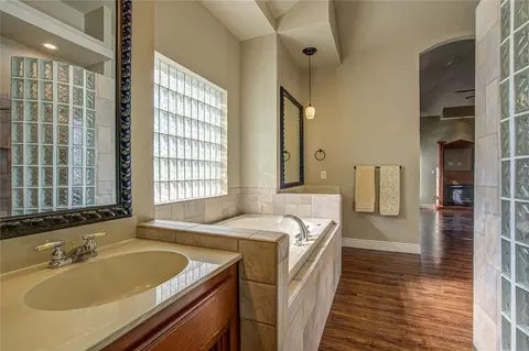 Bath - 1004 Reginald Dr, Norman, OK 73072 photo 4 of 6
