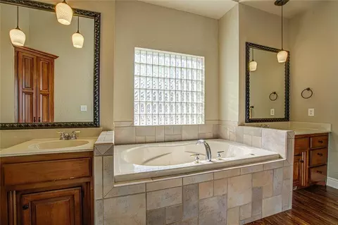 Bath - 1004 Reginald Dr, Norman, OK 73072 photo 5 of 6