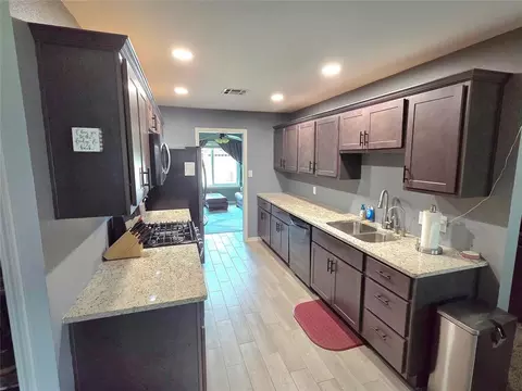 Kitchen - 605 Hayes St, Altus, OK 73521 photo 2 of 3