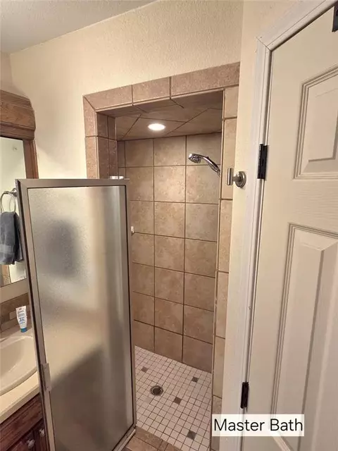 Bath - 605 Hayes St, Altus, OK 73521 photo 3 of 9