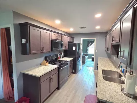 Kitchen - 605 Hayes St, Altus, OK 73521 photo 1 of 3