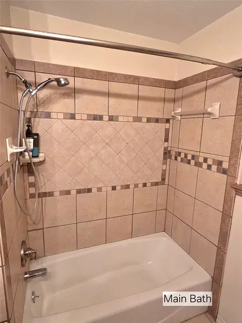 Bath - 605 Hayes St, Altus, OK 73521 photo 9 of 9
