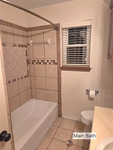 Bath - 605 Hayes St, Altus, OK 73521 photo 7 of 9