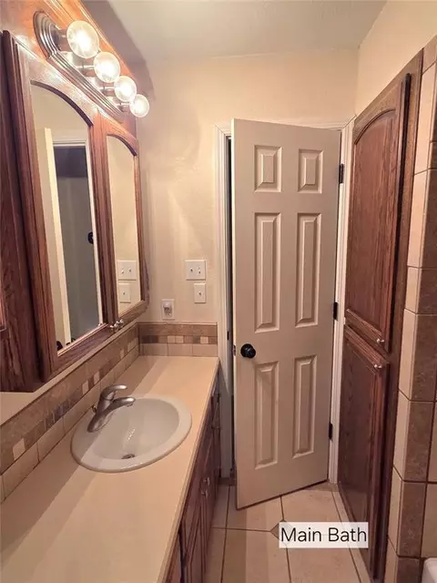 Bath - 605 Hayes St, Altus, OK 73521 photo 8 of 9