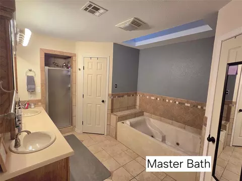 Bath - 605 Hayes St, Altus, OK 73521 photo 1 of 9