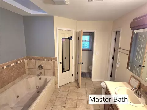 Bath - 605 Hayes St, Altus, OK 73521 photo 4 of 9