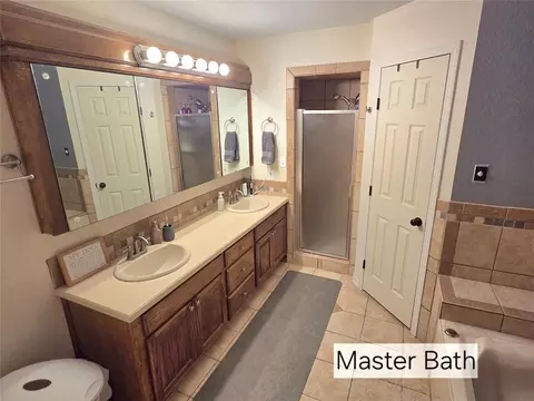 Bath - 605 Hayes St, Altus, OK 73521 photo 2 of 9