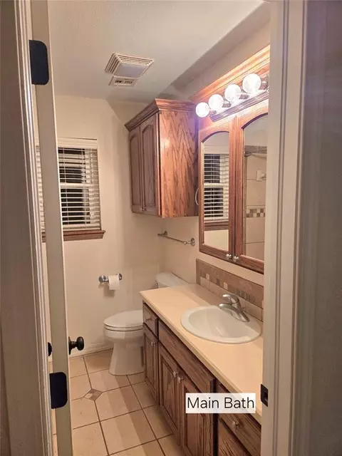 Bath - 605 Hayes St, Altus, OK 73521 photo 6 of 9