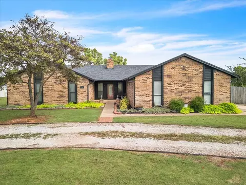 Exterior - 704 Cedar Springs Dr, Tuttle, OK 73089 photo 1 of 11