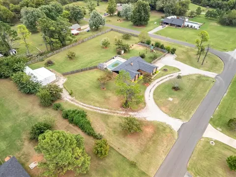 704 Cedar Springs Dr, Tuttle, OK 73089