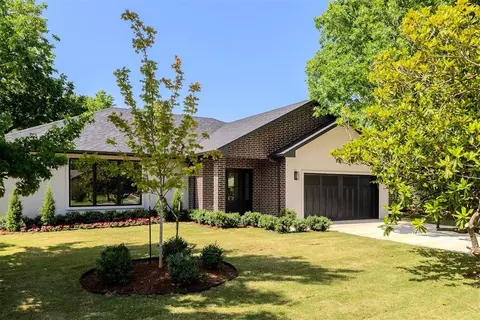 1808 Westminster Pl, Nichols Hills, OK 73120