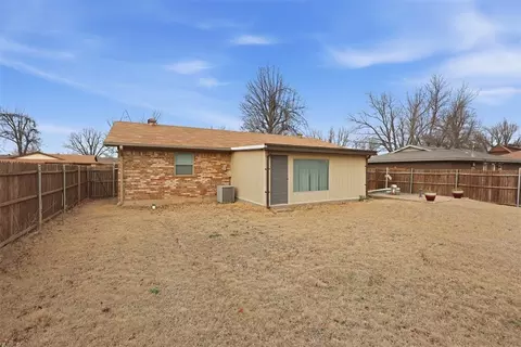 Exterior - 508 N Buchanan St, Crescent, OK 73028 photo 4 of 7
