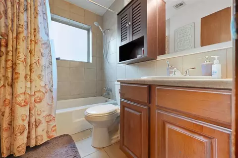 Bath - 508 N Buchanan St, Crescent, OK 73028 photo 2 of 3