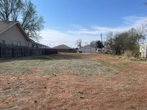 406 W Tom Stafford St, Weatherford, OK 73096