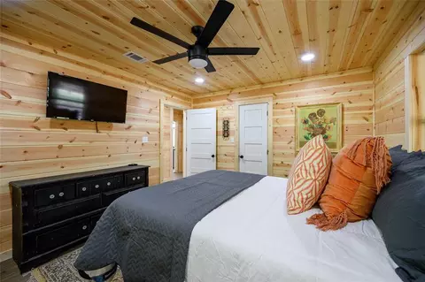 Bedroom - 180 Johnboat Ln, Broken Bow, OK 74728 photo 4 of 9