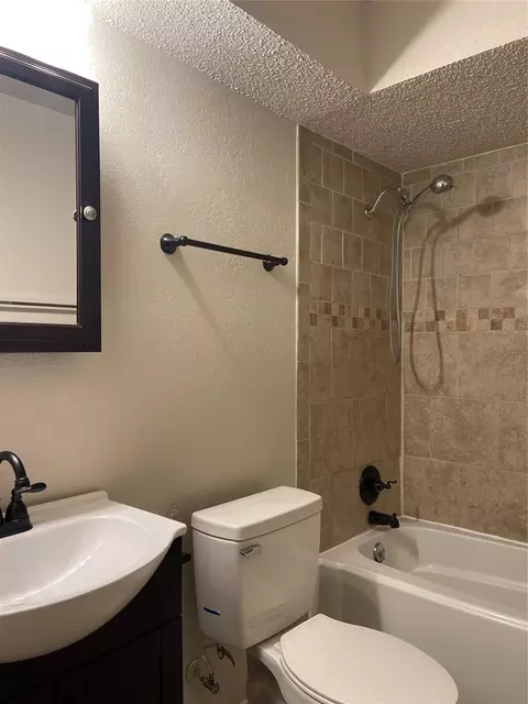 Bath - 19 Echo Ln, Harrah, OK 73045 photo 1 of 5