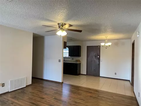Living - 19 Echo Ln, Harrah, OK 73045 photo 3 of 4