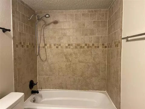 Bath - 19 Echo Ln, Harrah, OK 73045 photo 2 of 5