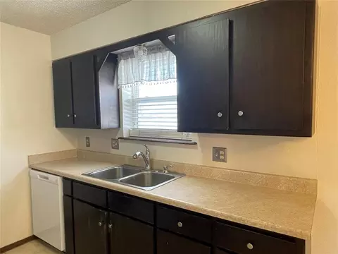 Kitchen - 19 Echo Ln, Harrah, OK 73045 photo 2 of 2