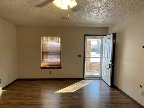 Living - 19 Echo Ln, Harrah, OK 73045 photo 1 of 4
