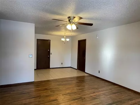 Living - 19 Echo Ln, Harrah, OK 73045 photo 2 of 4