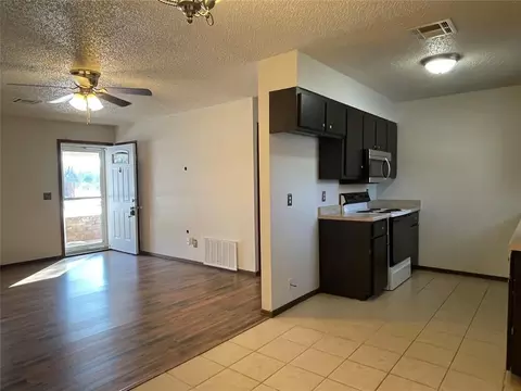 Living - 19 Echo Ln, Harrah, OK 73045 photo 4 of 4