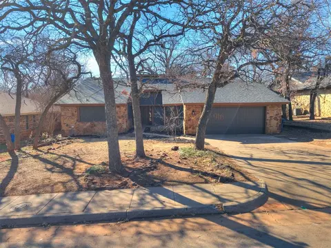 916 Elmwood Dr, Edmond, OK 73013
