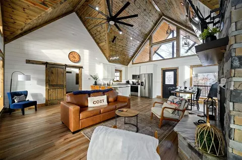 Living - 862 Hickory Post Rd, Broken Bow, OK 74728 photo 4 of 7