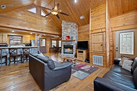 Living - 68 Eg Ln, Broken Bow, OK 74728 photo 4 of 5