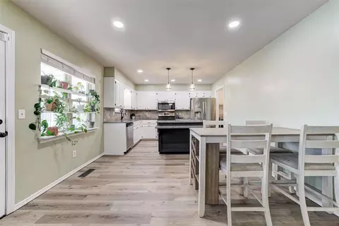 1605 Glenwood Dr, Moore, OK 73160